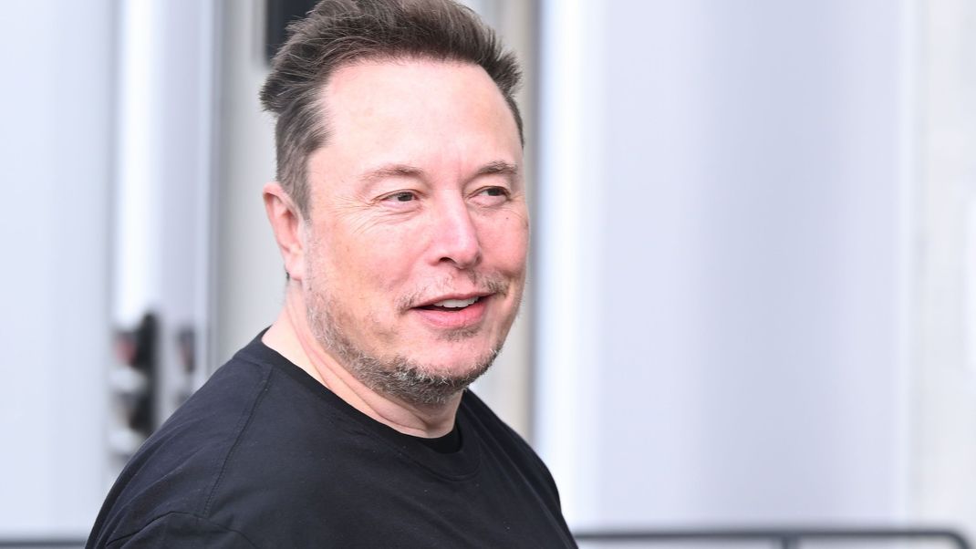 Tesla-Chef Elon Musk verlässt die Tesla Gigafactory in Berlin-Brandenburg.