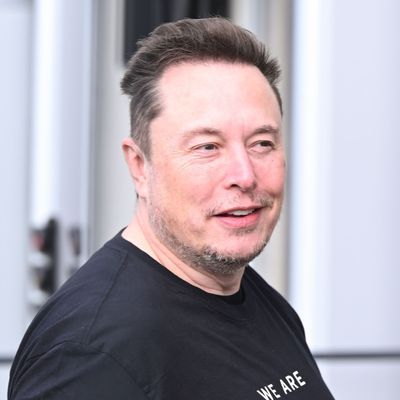 Tesla-Chef Elon Musk verlässt die Tesla Gigafactory Berlin-Brandenburg.