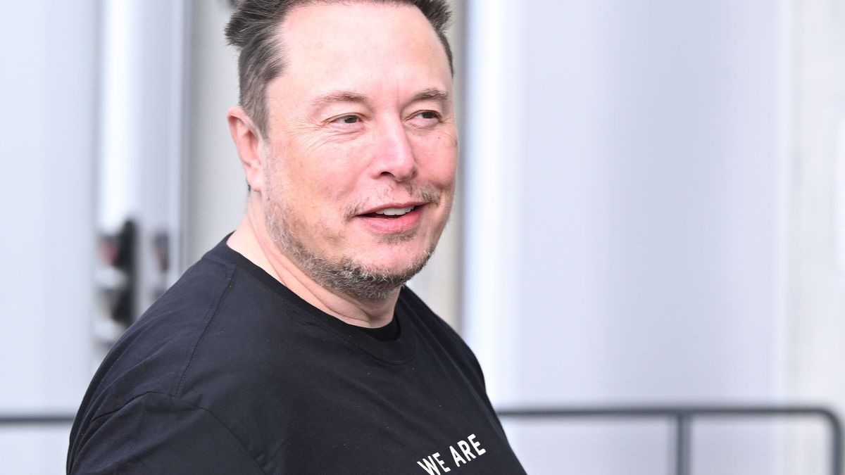 Tesla-Chef Elon Musk verlässt die Tesla Gigafactory Berlin-Brandenburg.