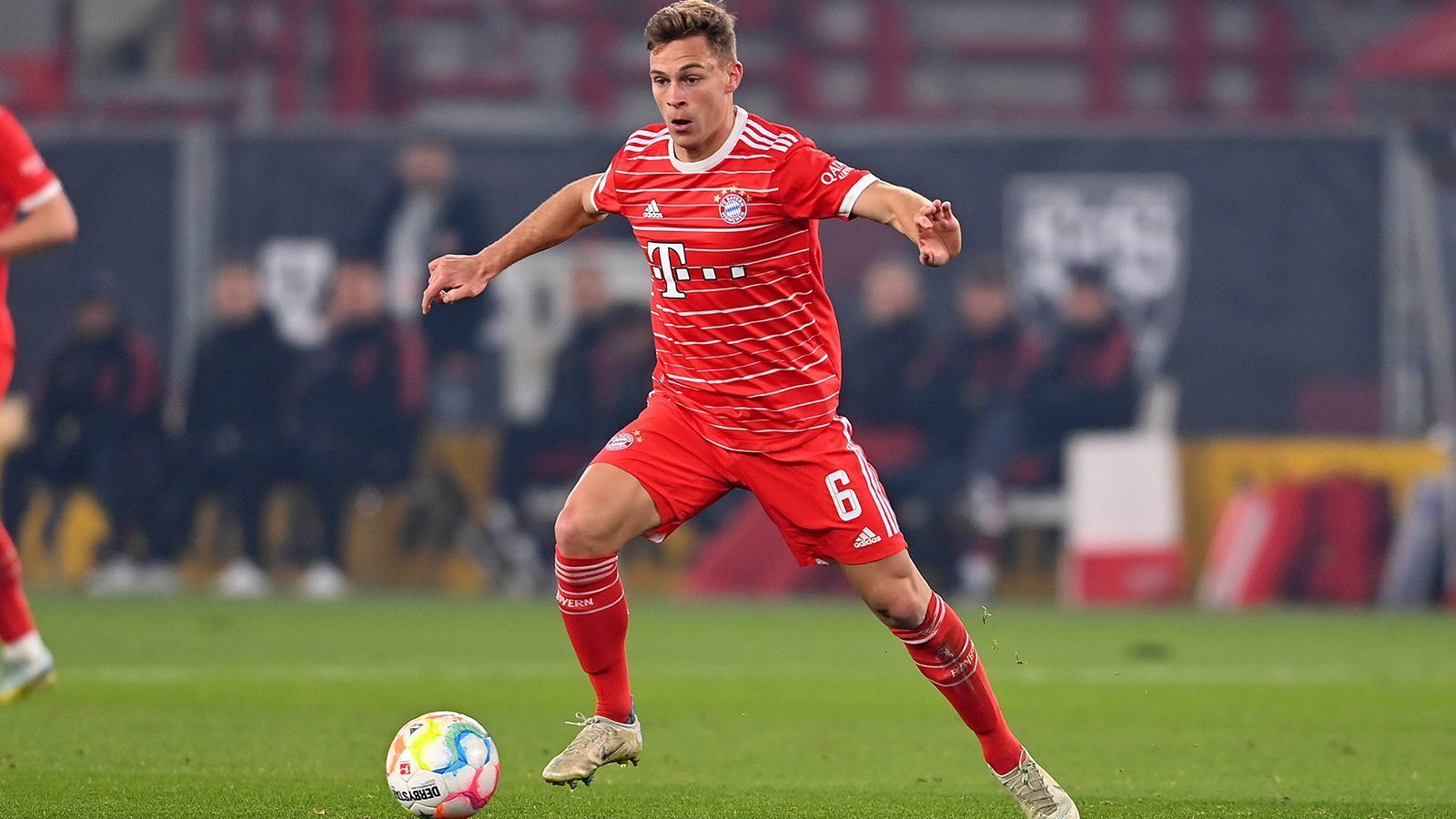 
                <strong>Joshua Kimmich</strong><br>
                Der Mittelfeld-Motor des FC Bayern stottert in der Anfangsphase ein wenig, auch weil es ganz offensichtlich Genki Haraguchis primäre Aufgabe ist, Kimmich aus dem Spiel zu nehmen. Viele Ballkontakte hat Kimmich trotzdem, in der Anfangsphase prüft er VfB-Torwart Bredlow mit einem Schuss aus der zweiten Reihe. Kimmich hat danach gewohnt viele Ballkontakte, kann dem Spiel aber nicht wie sonst oft den Stempel aufdrücken. ran-Note: 
              