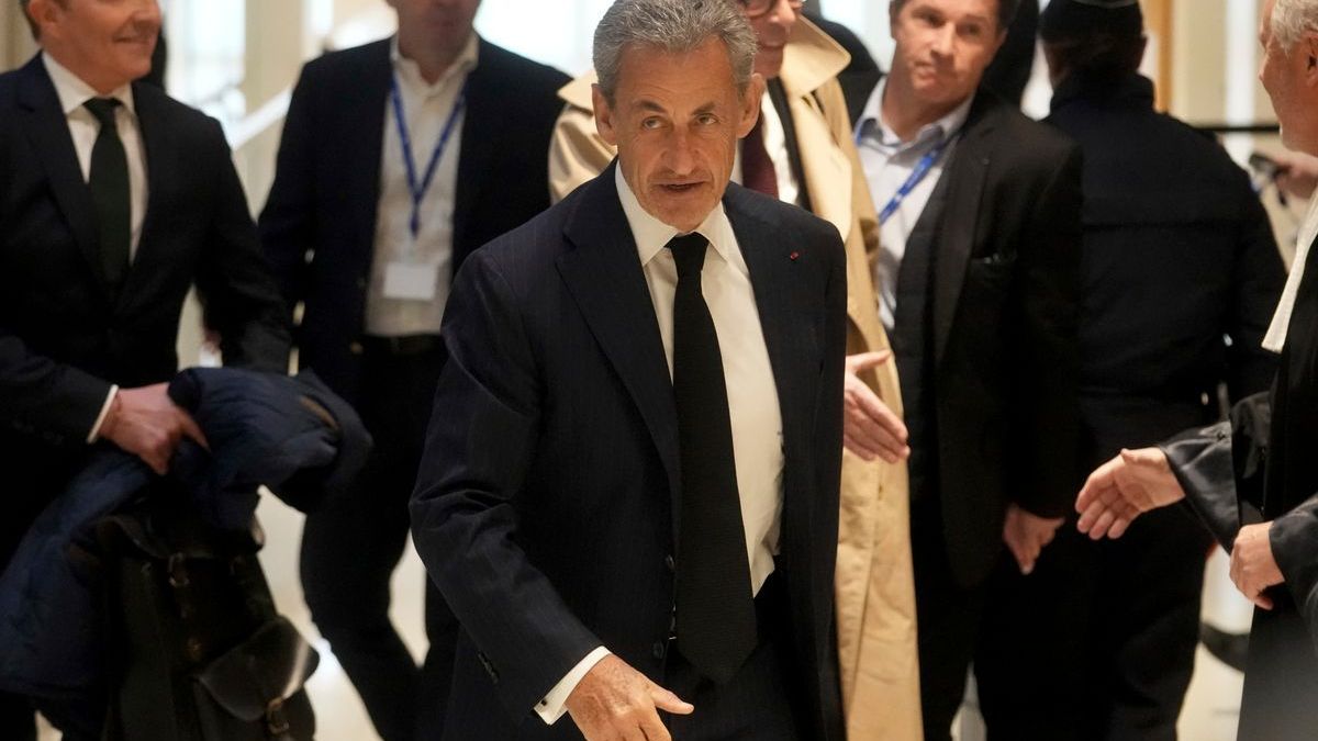 Frankreichs Ex-Präsident Nicolas Sarkozy (links) mit Ehefrau Carla Bruni Sarkozy: Im Pariser Prozess fiel nun ein teilweise belastendes Urteil.