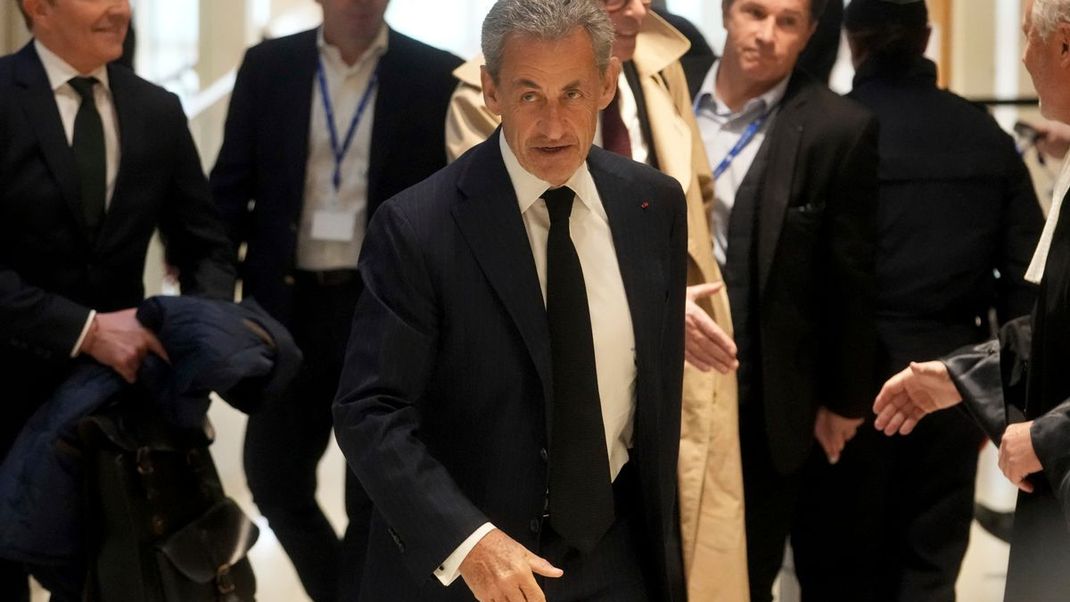 Frankreichs Ex-Präsident Nicolas Sarkozy: Im Pariser Prozess fiel nun ein teilweise belastendes Urteil.