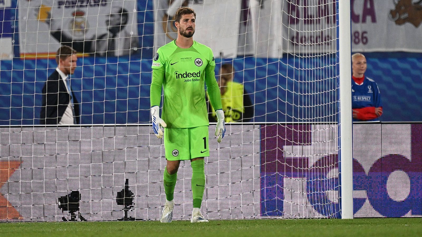 
                <strong>Kevin Trapp</strong><br>
                Lange ohne Aufgabe, dann hellwach! Rettet per Glanzparade gegen Vinicius, kann das 0:1 beim anschließenden Eckball allerdings nicht verhindern (38.). Bewahrt die Eintracht kurz nach dem Seitenwechsel vor einem höheren Rückstand, als er an einen abgefälschten Schuss von Vinicius irgendwie die Hand bekommt. Beim zweiten Madrider Treffer nimmt ihm Tuta zwar die Sicht, da der Ball allerdings durch seine Arme rauscht, wohl nicht ganz unhaltbar. ran-Note: 3 
              