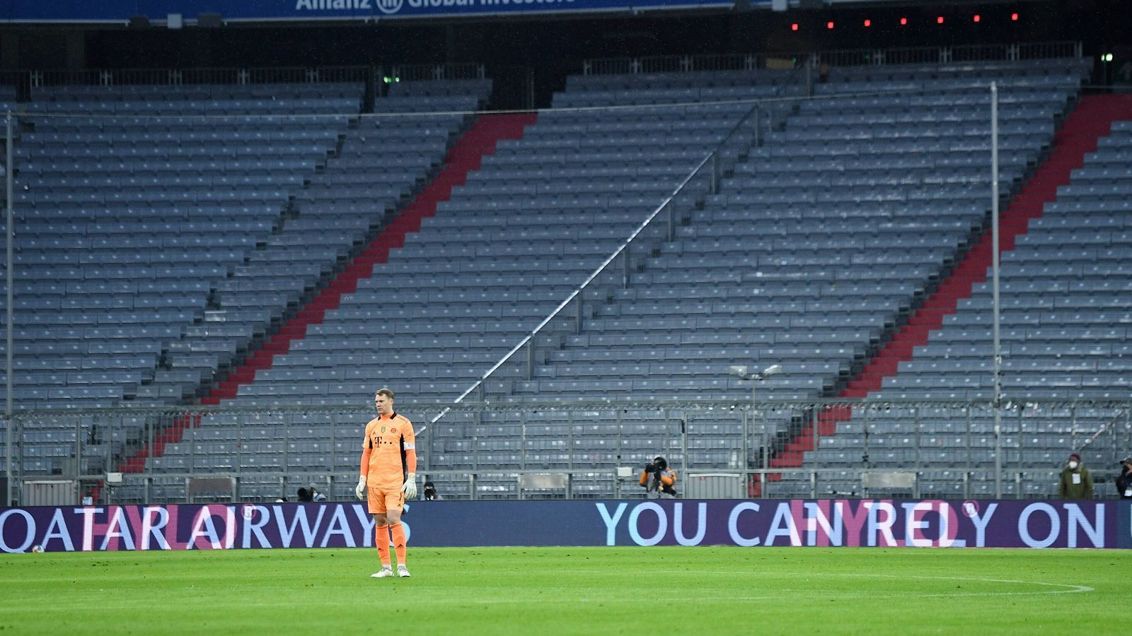 
                <strong>31 Geisterspiele in den letzten 41 Heimspielen </strong><br>
                Seit dem Corona-Ausbruch hat der FC Bayern 41 Heimspiele in allen Wettbewerben absolviert (inklusive des Wolfsburg-Spiels), nur in einem davon war das Stadion bis auf den letzten Platz gefüllt (75.000 Zuschauer Anfang November 2021 gegen Freiburg). 31-mal musste der Rekordmeister vor komplett leeren Rängen spielen, 7-mal war eine Teilbefüllung möglich (zwischen 250 und 25.000) und 2-mal wäre ein volles Haus möglich gewesen, es kamen gegen Hoffenheim aber nur 60.000 (statt 75.000) bzw. gegen Benfica 50.000 (statt 70.000). Präsident Herbert Hainer bezifferte den Verlust pro Geister-Heimspiel auf ca. vier Millionen Euro (Tickets, Merchandising und Catering) – davon ausgehend sind den Bayern in diesem Bereich seit Corona-Ausbruch in Summe über 130 Millionen Euro an Einnahmen durch die Lappen gegangen.
              