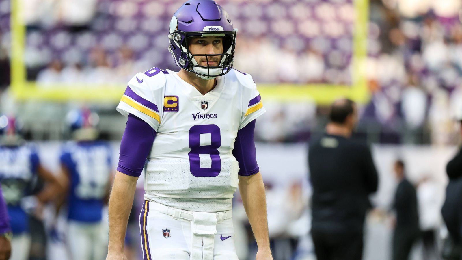 
                <strong>Verlierer: Kirk Cousins (Minnesota Vikings)</strong><br>
                Eigentlich ist Kirk Cousins nur vom Ergebnis her ein Verlierer. Zwar unterlag er mit mit seinen Minnesota Vikings den New York Giants mit 24:31, aber seine Statistiken passten: 31 seiner 39 Pässe kamen für 273 Yards Raumgewinn an, zwei Touchdowns stehen keiner Interception gegenüber. Ein Verlierer ist Cousins trotzdem, vor allem wegen seines letzten Plays. Bei einem vierten Versuch und acht Yards warf er einen Pass für drei Yards auf T.J. Hockenson. Nicht einmal annähernd hatte dieser Ball eine Chance, zu einem First Down zu werden. Cousins steht nun bei einer Bilanz von 1-3 in den Playoffs.
              