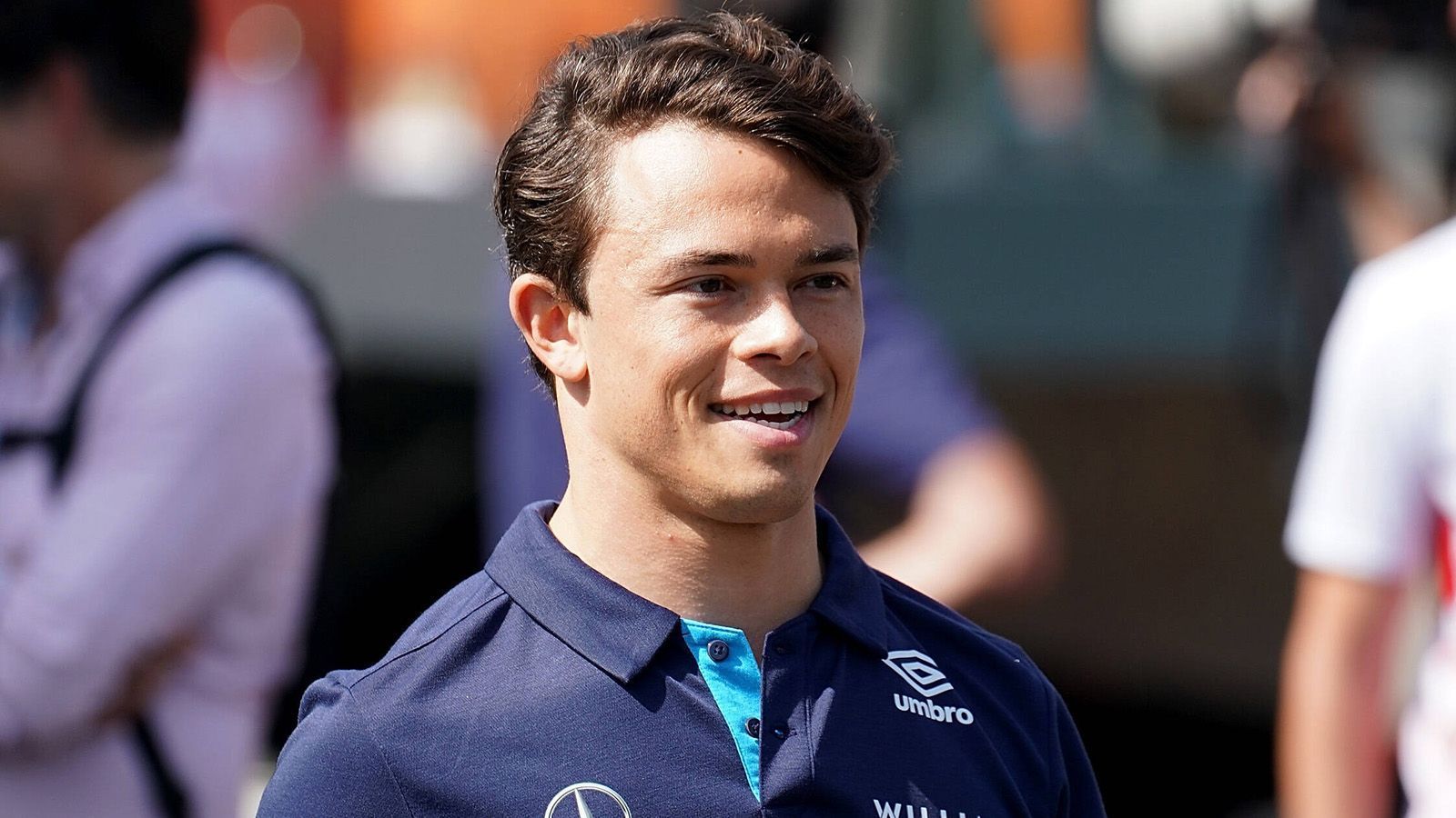 
                <strong>Gewinner: Nyck de Vries</strong><br>
                Ein Rennen hat genügt, um sich ein Cockpit in der Formel 1 zu sichern. Beim Großen Preis von Italien sprang Nyck de Vries spontan für den erkrankten Alexander Albon im Williams ein und gab dadurch unverhofft sein Formel-1-Debüt. Obwohl er im langsamsten Auto saß, fuhr der Niederländer überraschend auf Platz 9 und ließ seinen Teamkollegen Nicholas Latifi weit hinter sich. Das sorgte für Aufsehen: Der Formel-E-Weltmeister von 2021 unterschrieb knapp einen Monat später einen Vertrag für 2023 bei AlphaTauri. Ein netter Nebeneffekt: Als Niederländer dürfte er vom Formel-1-Boom in seinem Heimatland, der durch Verstappen ausgelöst wurde, ähnlich profitieren wie früher Heinz-Harald Frentzen vom Schumacher-Boom.
              