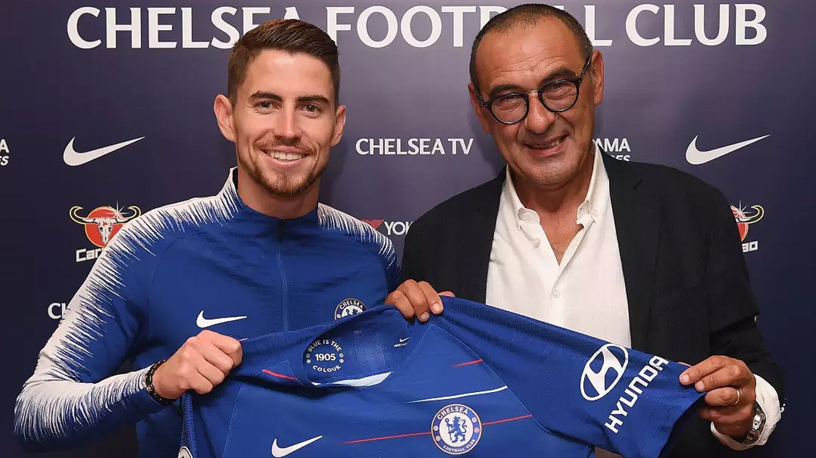 
                <strong>Jorginho (Zugang FC Chelsea)</strong><br>
                Chelseas neuer Trainer Maurizio Sarri (re.) bekommt zum Einstand bei den "Blues" einen alten Bekannten zur Seite gestellt. Die Londoner verpflichteten den angeblich auch von Manchester City umworbenen Mittelfeldspieler Jorginho von Sarris Ex-Klub SSC Neapel. Der 26-Jährige unterschrieb an der Stamford Bridge einen Fünfjahresvertrag und wird mit der Nummer 5 auflaufen. Die Ablösesumme soll sich laut Medienberichten auf 57 Millionen Euro belaufen, zudem sollen Bonuszahlungen in Höhe von bis zu acht Millionen Euro möglich sein. Unter Sarri bestritt der in Brasilien geborene Jorginho, der für Italiens Nationalmannschaft spielt, in der gemeinsamen Neapel-Vergangenheit 108 Pflichtspiele.
              