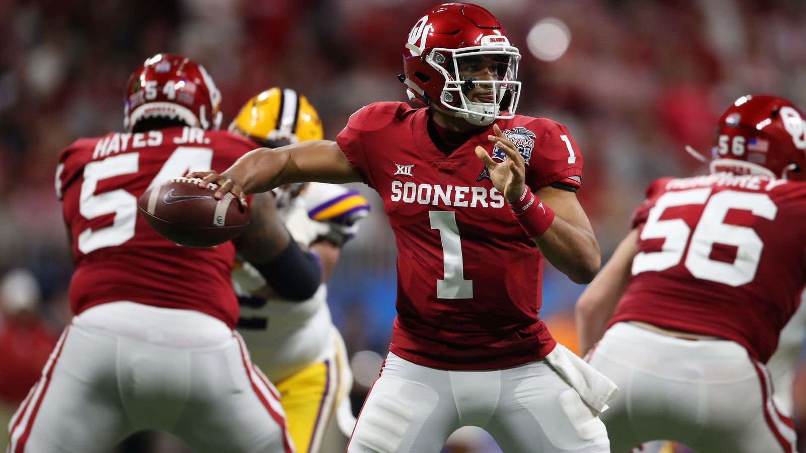 
                <strong>Jalen Hurts (Quarterback, Oklahoma Sooners)</strong><br>
                Die Achterbahn-Karriere von Jalen Hurts ist mittlerweile fast jedem Football-Fan bekannt: Bis 2017 galt der Quarterback als eines der Top Prospects für die NFL und spielte bei Alabama auch für das erfolgreichste College-Team der Nation. Doch nach einer schwachen ersten Halbzeit im National Championship Game 2017 ersetzte Shooting Star Tua Tagovailoa Hurts nach der Pause und stahl ihm mit einem sensationellen Comeback-Sieg nicht nur die Show, sondern auch den Job als Starter bei den Crimson Tide. Nach einer Saison als Backup gelang Hurts mit seinem Wechsel zu den Oklahoma Sooners die Wiederauferstehung im College Football. Hurts dominierte bei den Sooners vor allem mit seiner Athletik als Läufer. Seine Armstärke und seine Spielintelligenz wird von Kritikern hingegen häufig in Frage gestellt. Doch nach den großen Erfolgen von athletischen Quarterbacks in der NFL ist die Personalie Hurts eine der spannendsten vor dem Draft im April.
              