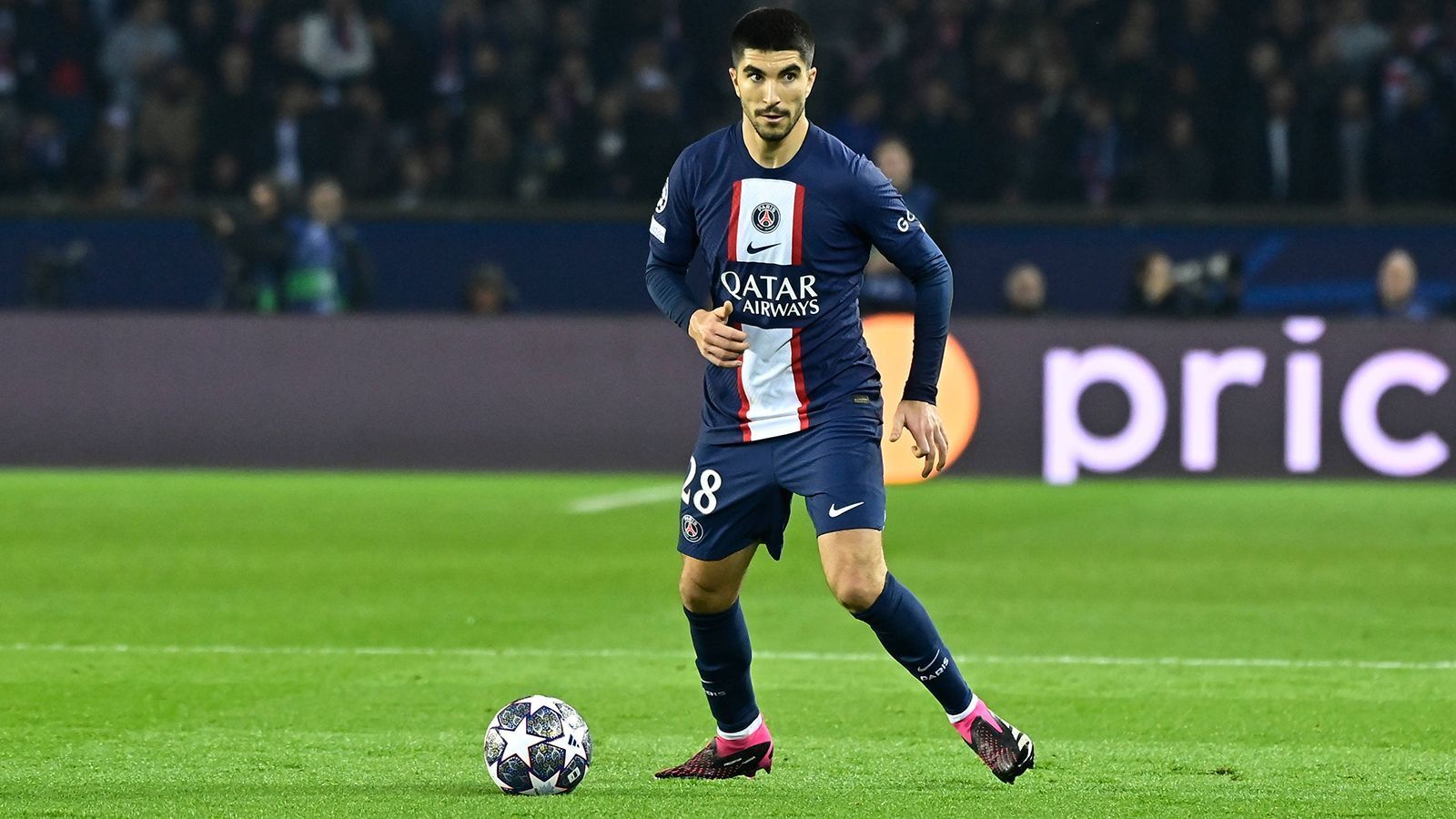 
                <strong>Carlos Soler (Paris St. Germain)</strong><br>
                Der Spanier bleibt links im Mittelfeld ein ziemlicher Fremdkörper im PSG-Spiel. Carlos Soler leidet vor allem unter der eher defensiven Spielweise seines Teams, bekommt kaum Bälle und wenn, hat er nur selten Anspielstationen in Tornähe. Nach 57 Minuten nimmt Coach Christophe Galtier den wirkungslosen Soler vom Feld. ran-Note: 5
              