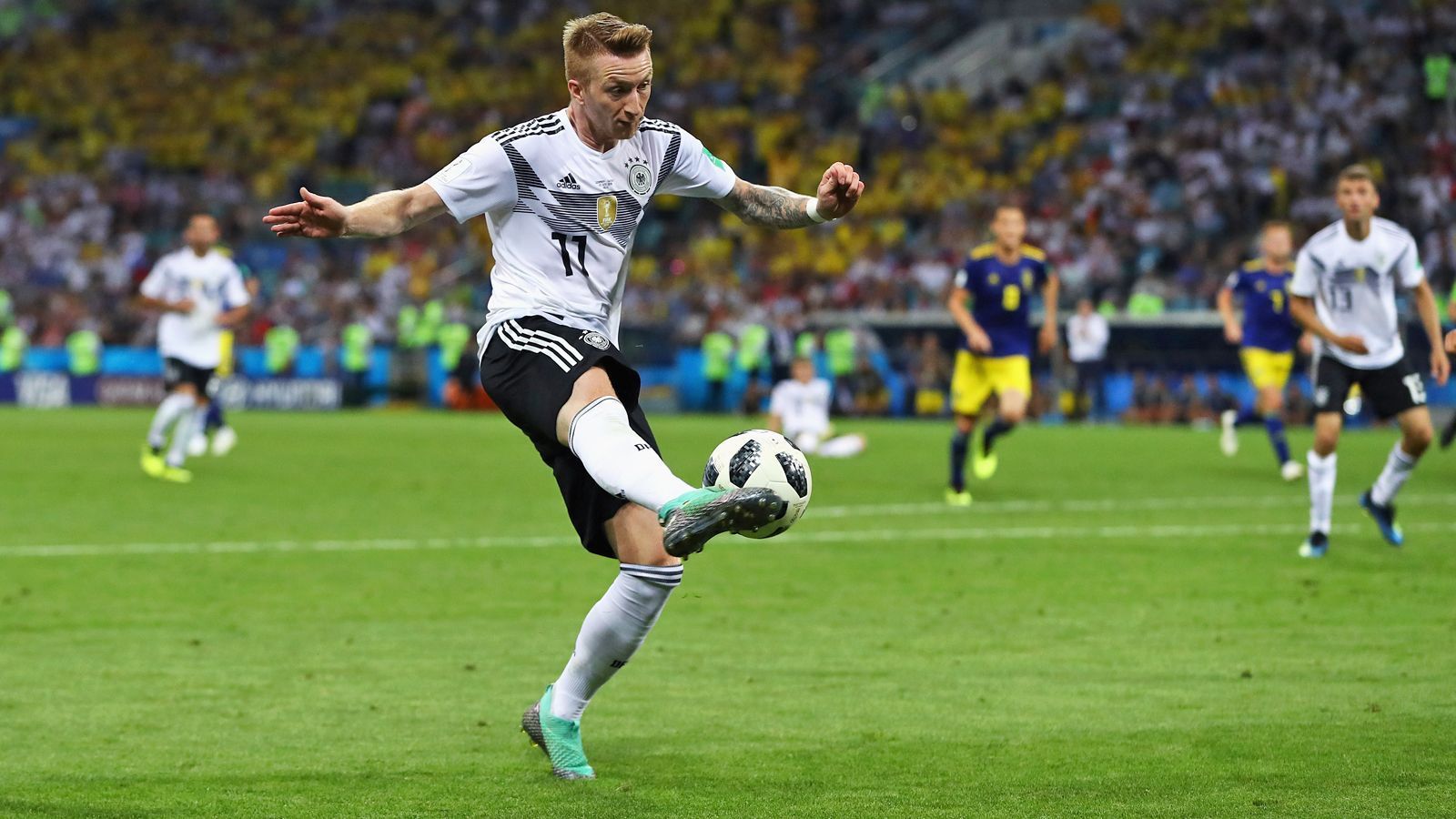 
                <strong>Rechtsaußen: Marco Reus</strong><br>
                Die rechte Außenbahn ist nicht die Heimat von Reus. Aber der Dortmunder ist der formstärkste Spieler im DFB-Team und hilft mit seinem Spielwitz und Tempo auf jeder Position - links, mitte, rechts ist da fast egal. Ihn suchen die Spieler, egal, wo er ist.
              