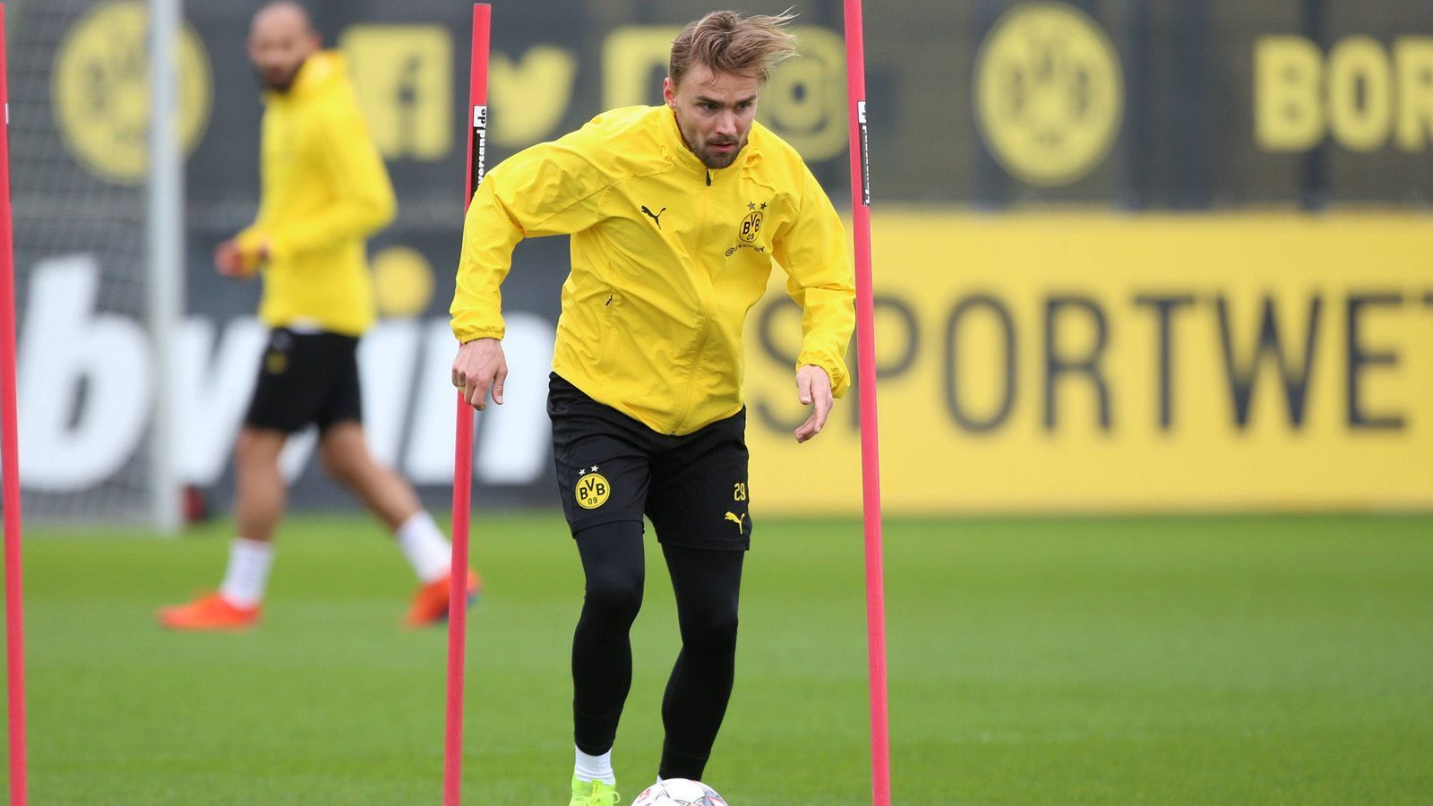 
                <strong>Marcel Schmelzer (31) </strong><br>
                In dieser Saison konnte der Ex-Kapitän sein Können zumeist nur im Training zeigen, denn unter Trainer Lucien Favre spielt der langjährige Stammspieler eine Nebenrolle. In dieser Saison kam Schmelzer nur zu sieben Bundesliga-Einsätzen. BVB-Sportdirektor Michael Zorc ist sich dieser heiklen Situation durchaus bewusst, denn Schmelzer ist ein BVB-Urgestein: "Aktuell ist die Situation nicht einfach für ihn. Marcel möchte selbstverständlich mehr Einsatzzeiten und verhält sich sehr professionell und loyal. Er ist ein außerordentlich verdienter BVB-Profi [...], deshalb ist es unsere Aufgabe und unser Wunsch als Verein, mit ihm sehr anständig umzugehen", erklärte Zorc gegenüber "Sport Bild". Er ist seit 2008 im Verein und hat noch einen zwei Jahre gültigen Vertrag, dann ist Schmelzer 33 Jahre alt.
              