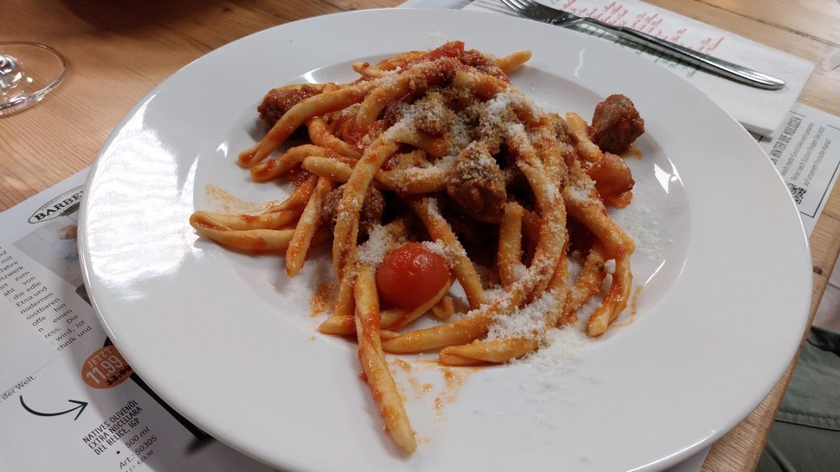 Maccheroni al ferretto con salsiccia e guanciale