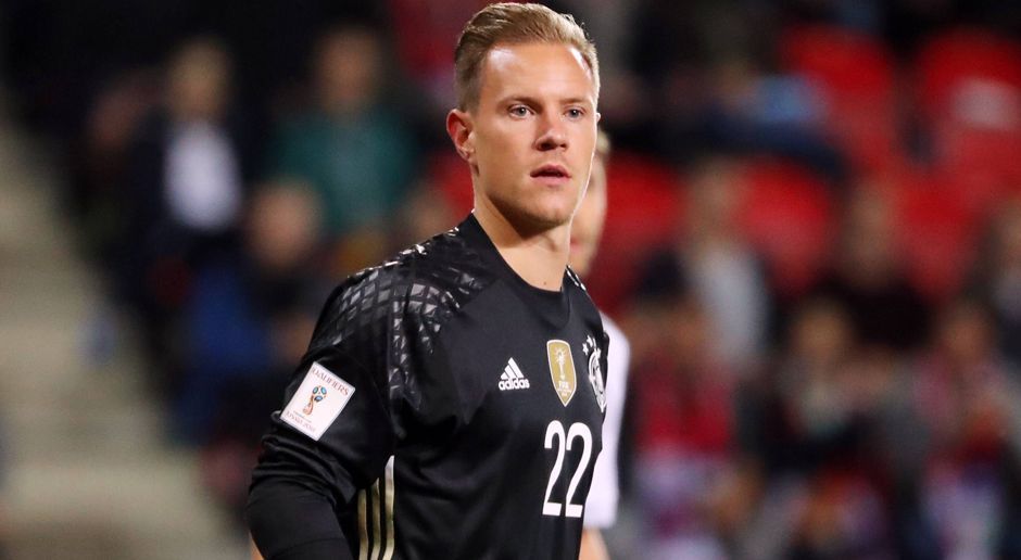 
                <strong>Marc-Andre ter Stegen</strong><br>
                Marc-André ter Stegen sollte als Torwart Nummer 1 gesetzt sein. Ähnlich wie Manuel Neuer ist er ein mitspielender Torwart, der stark auf der Linie ist und seine Qualitäten auch in den großen internationalen Spielen mehrfach hinterlegt hat. Dass er in früheren Jahren einen schlechten Start bei der Nationalmannschaft hatte, interessiert heute niemanden mehr. ter Stegen ist gesetzt.
              