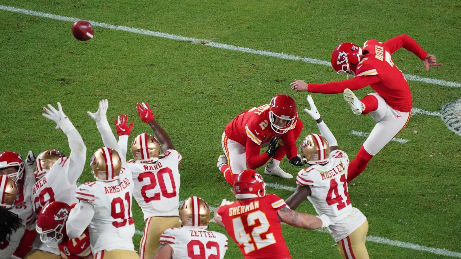 
                <strong>So nervenstark sind die Kicker</strong><br>
                Butker ist es gewohnt, in großen Spielen Verantwortung zu übernehmen. Im AFC Championship Game der Saison 2018 schoss er die Chiefs gegen die New England Patriots mit einem 39-Yard-Field-Goal in die Overtime. Beim siegreichen Super Bowl im Februar 2020 gegen die San Francisco 49ers agierte er ebenfalls fehlerfrei, verwandelte alle vier Extrapunkte und ein Field Goal. Succop steht nun zum ersten Mal im Super Bowl. Seine gute Form in den Playoffs lässt allerdings hoffen, dass auch er der nervlichen Belastung gewachsen ist.
              