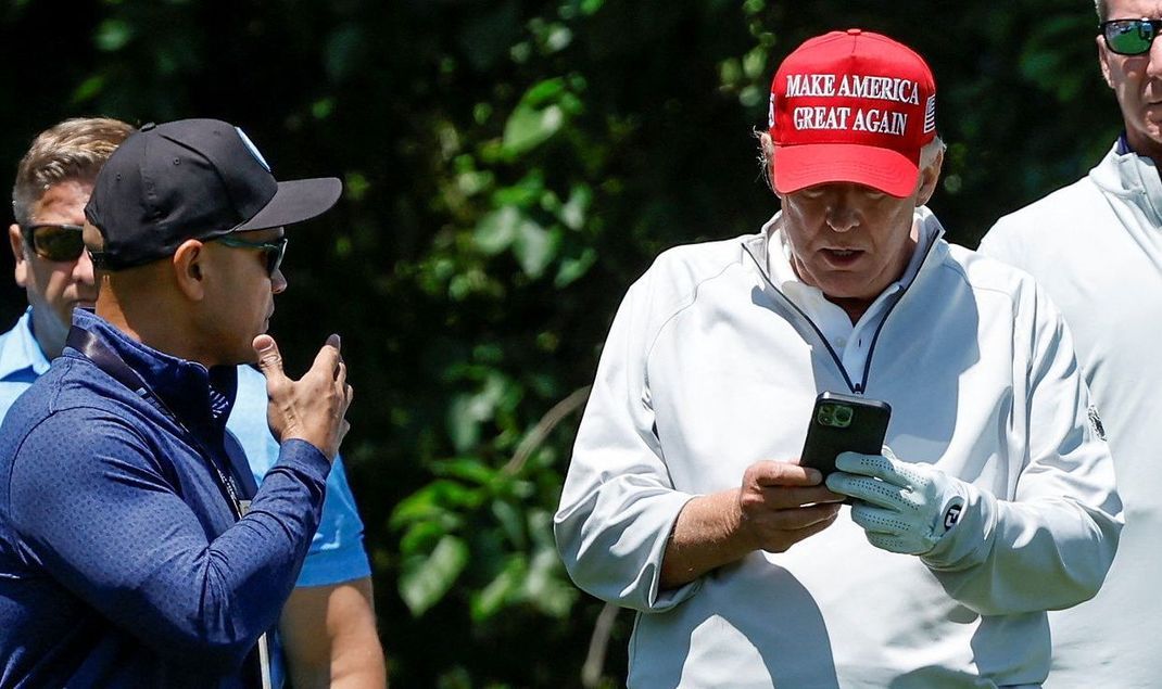 US-Präsident Trump benutzt sein privates Handy für berufliche Gespräche. Das sorgt für Kritik.