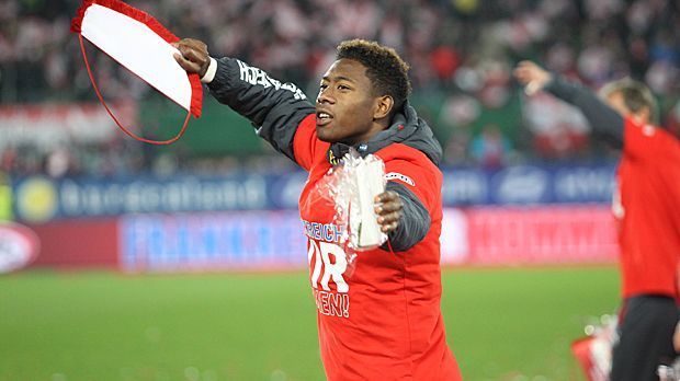 
                <strong>Linker Mittelfeldspieler: David Alaba (Österreich)</strong><br>
                Linker Mittelfeldspieler: David Alaba (Österreich). Mit 23 Jahren ist der Profi des FC Bayern schon ein Weltstar. Vier Treffer und drei Assists in neun Einsätzen unterstreichen seine wichtige Rolle im Team der Alpenrepublik. Hier ist er - im Gegensatz zu seiner Allrounder-Rolle in München - im Mittelfeld zu Hause.
              