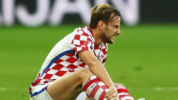 
                <strong>Ivan Rakitic</strong><br>
                Ivan Rakitic: Der Barca-Mittelfeldmann spielte gegen Portugal sicherlich nicht seine besten 90 Minuten bei dieser EM. Im Zweikampf fehlte Rakitic immer wieder die letzte Durchsetzungskraft. Bezeichnend: In der 75. Minute flankte er einen Freistoß aus aussichtsreicher Position nur in die Mauer. ran-Note: 4 
              