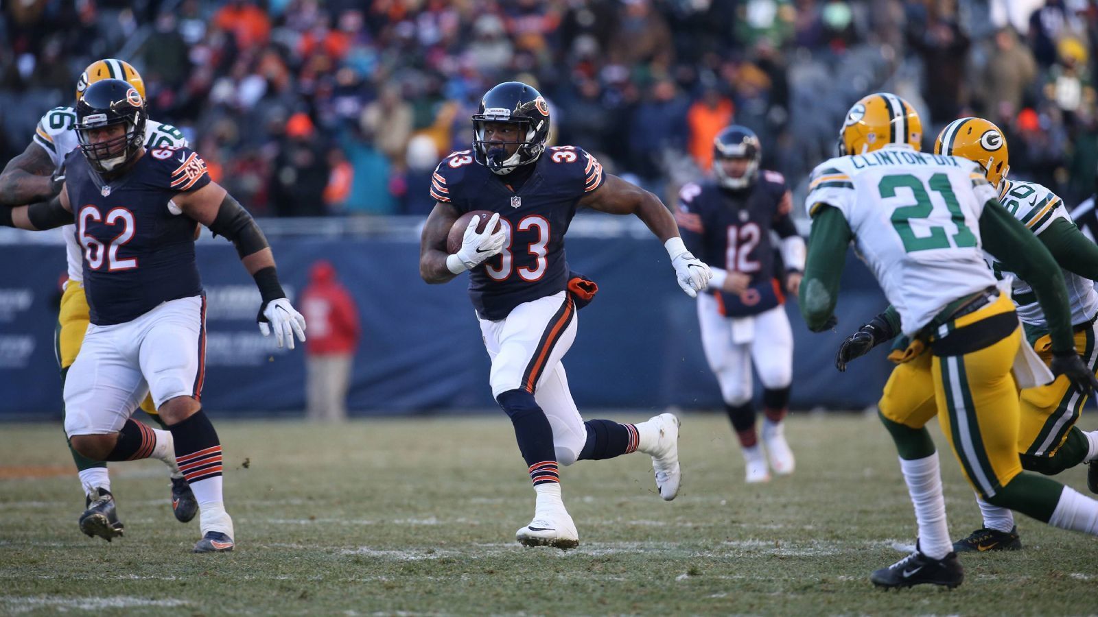 
                <strong>2019 im Soldier Field: Green Bay Packers @ Chicago Bears 10:3</strong><br>
                2019 markierte den 100. Geburtstag der NFL, dementsprechend wurde bei der Eröffnungspartie eine Ausnahme gemacht. Nicht etwa die Super Bowl-Sieger New England Patriots durften die Saison eröffnen, sondern die älteste Rivalität der Liga: Die Chicago Bears und die Green Bay Packers. In einem ereignisarmen Spiel gewannen die Packers mit 10:3 gegen die Bears, Aaron Rodgers gelang ein Touchdown, Mitchell Trubisky unterlief eine Interception. Die Patriots spielten übrigens Sonntag-Nacht, sie demolierten die Steelers mit 33:3.
              