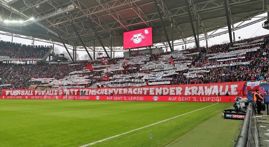 
                <strong>Leipzig reagiert auf die BVB-Plakate</strong><br>
                So sahen Plakate der Leipzig-Fans in voller Pracht aus. Ob ein Umdenken bei allen Fans wirklich stattfinden wird, muss sich aber erst noch zeigen.
              