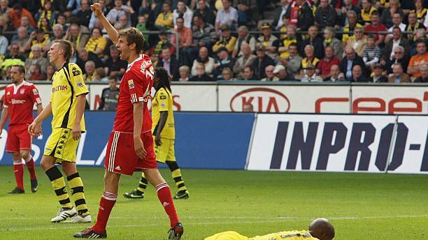 <strong>1. Tor in der Bundesliga (12.09.2009)</strong><br>Gegen Borussia Dortmund war es soweit. Am 5. Spieltag gelang Thomas Müller sein erstes Tor in der Bundesliga. Dabei traf der Raumdeuter nach Einwechslung in der 78. Minute zum 4:1. Doch damit nicht genug: Nur zehn Minuten später legte Müller einen zweiten Treffer nach und traf zum 5:1-Endstand.