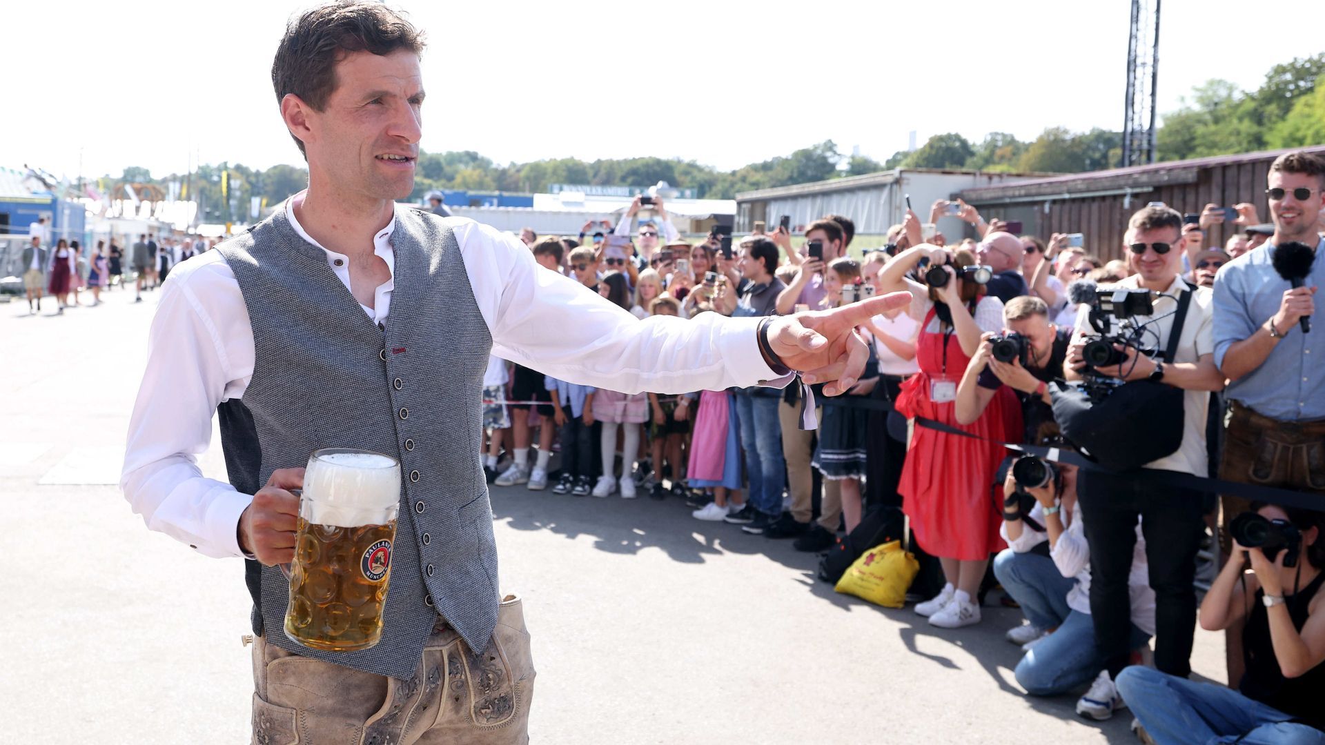 <strong>Der FC Bayern München auf dem Oktoberfest: Die besten Wiesn-Bilder</strong><br>Der Rekordmeister lädt in diesem Jahr schon am ersten Sonntag zum Wiesn-Besuch. Mit dabei natürlich auch Thomas Müller, der ob des perfekten Saisonstarts scherzte: "Wir müssen es uns nicht mal schön trinken. Es ist aktuell sehr schön." <strong><em>ran</em></strong> hat die besten Bilder.<br>Auch interessant: <a data-li-document-ref="437716" href="https://www.ran.de/sports/fussball/bundesliga/news/fc-bayern-muenchen-leon-goretzka-als-ersatz-fuer-verletzten-superstar-437716">&nbsp;Leon Goretzka: Transfer als Ersatz für einen verletzten Superstar?</a>