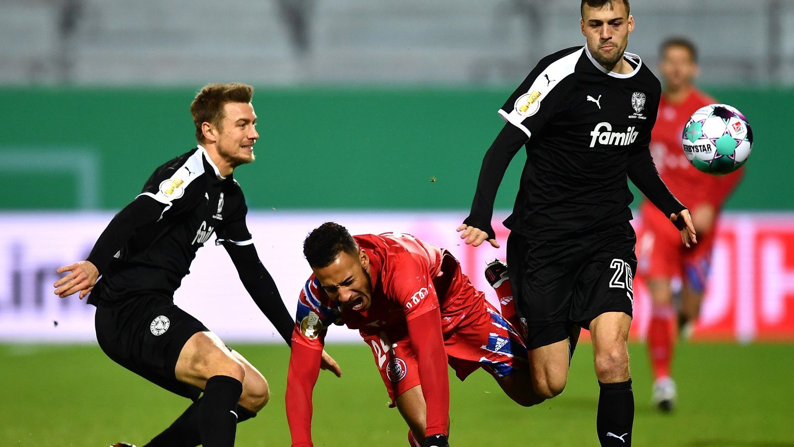 
                <strong>Jonas Meffert</strong><br>
                Meffert muss im Mittelfeld viel laufen und arbeiten. Kann dabei nicht glänzen, liefert aber eine grundsolide Vorstellung ab. ran-Note: 3
              