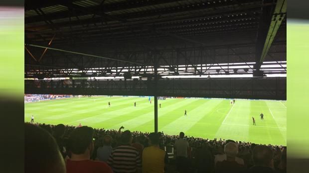 
                <strong>Selhurst Park (Crystal Palace F.C.)</strong><br>
                Selhurst Park, England (Crystal Palace F.C.): Rund 50 Euro muss man für diesen halbierten Platz im Stadion der "Eagles" aufwenden. Dafür wird man an Regentagen garantiert nicht nass.
              