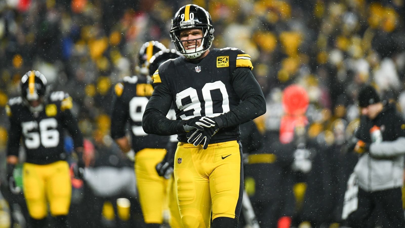 
                <strong>Pittsburgh Steelers </strong><br>
                &#x2022; <strong>Name:</strong> T.J. Watt<br>&#x2022; <strong>Position:</strong> Linebacker<br>&#x2022; <strong>Stats 2022:</strong> 39 Total Tackles, 5.5 Sacks, einen Forced Fumble, zwei Interceptions (in verletzungsbedingt nur zehn Spielen)<br>
              