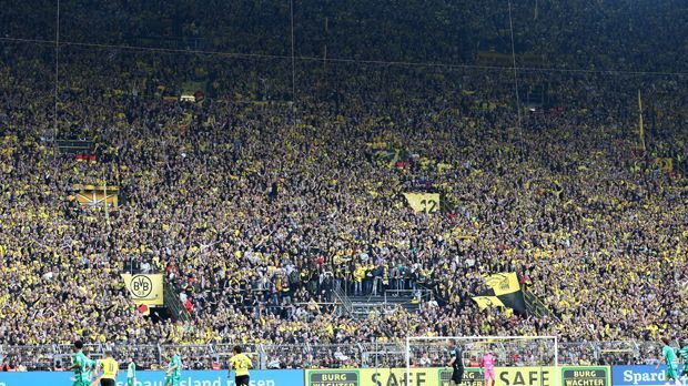 
                <strong>Stimmung</strong><br>
                Diese Aufgabe ist nicht zu unterschätzen, der Rosenkrieg nach dem Pokalsieg hat im Klub und bei den Fans für einen Riss gesorgt. Die einen stehen zu Watzke, die anderen zu Tuchel. Keine Meinung zu dem Thema hat eigentlich niemand. Und nun muss Bosz, der mit dem ganzen Bohei nichts zu tun hatte, versuchen, wieder eine neue Euphorie, eine neue Aufbruchstimmung zu erzeugen. Gleichzeitig sollte er auch ein Verhältnis zu den Anhängern aufbauen.
              