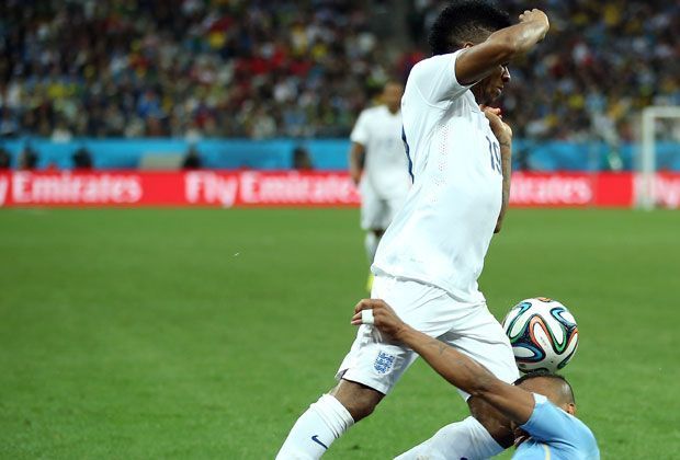 
                <strong>Hart, härter, Alvaro Pereira</strong><br>
                Im Zweikampf mit Englands Raheem Sterling bekommt Uruguays Verteidiger Alvaro Pereira das Knie von Sterling mit voller Wucht gegen den Kopf.
              