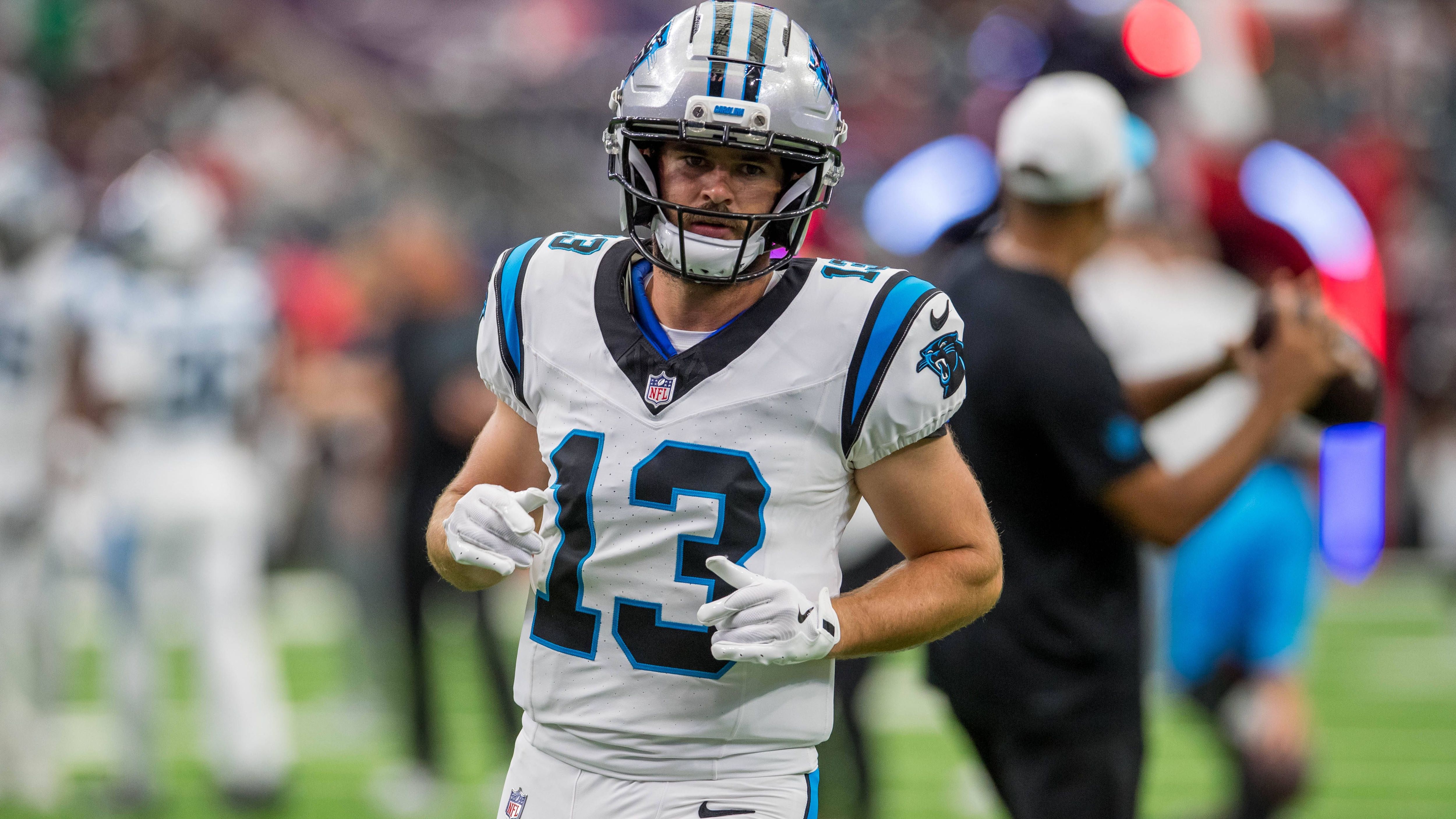 <strong>Hunter Renfrow (Carolina Panthers)</strong><br>Erst vor wenigen Tagen wurde Hunter Renfrow von den Carolina Panthers entlassen, nun gab das Team bekannt, dass sich der Wide Receiver mit der Franchise wieder auf einen Vertrag geeinigt hat. Der 29-Jährige flog im Rahmen der Roster Cuts aus dem Team. Laut US-Medien zeigten in der Folge andere Mannschaften Interesse, Renfrow entschied sich aber für einen Verbleib in Carolina.