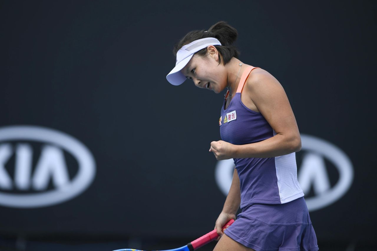 Verschwinden der Tennisspielerin Peng Shuai: Über soziale Medien warf Peng Shuai dem hohen kommunistischen Partei-Funktionär Zhang Gaoli vor, sie sexuell missbraucht zu haben. Ihr Post vom 2. November 2021 wurde noch am gleichen Tag gelöscht. Die Weltklasse-Tennisspielerin verschwand aus der Öffentlichkeit. Internationale Kolleginnen machten sich ebenso Sorgen wie Menschenrechtsaktivistinnen und -aktivisten. Nach deren Protes