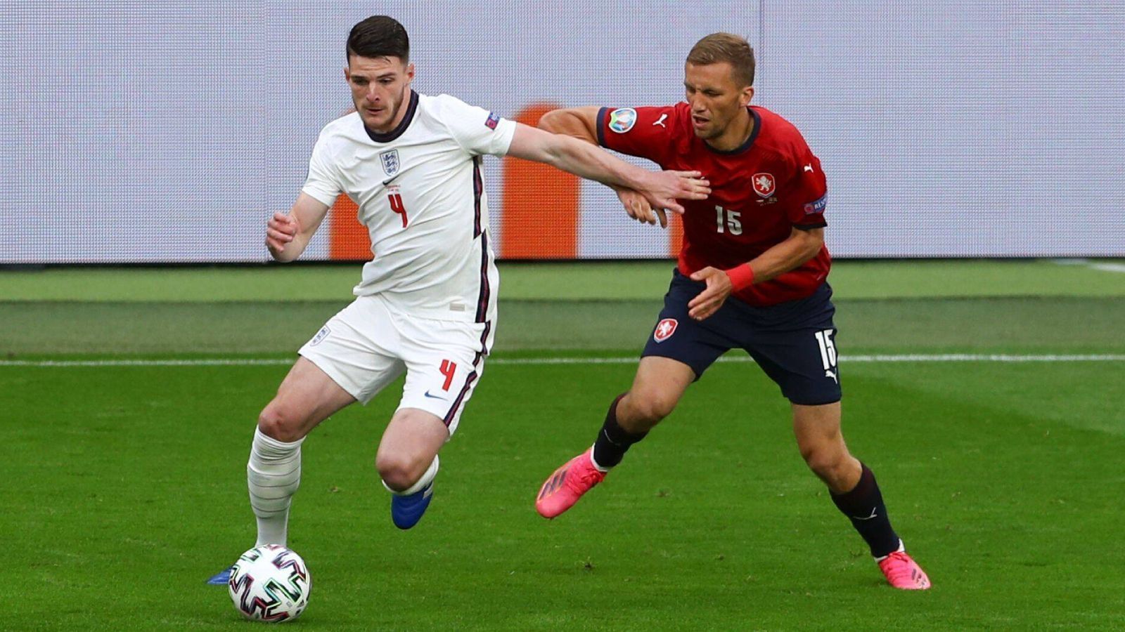 
                <strong>Declan Rice</strong><br>
                Der Sechser agiert eher defensiv und ist für die Innenverteidigung um Maguire und Stones meist die erste Anspielstation. Rice kurbelt das englische Spiel im Zentrum an und ist ungemein wichtig für das sichere Aufbauspiel der Engländer. Wird zur zweiten Hälfte von Jordan Henderson ersetzt. ran-Note: 2
              