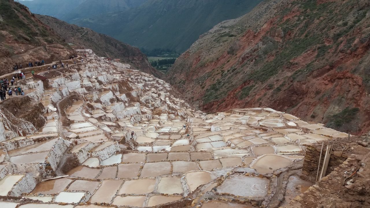 Die Salinen von Maras liegen zwischen Cusco und Urubamba. Hier bauten schon die Inkas Salz ab.
