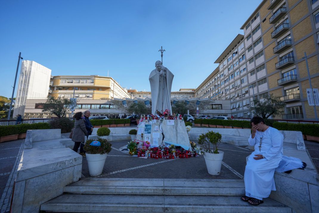 Ein Mann betet für Papst Franziskus vor der Poliklinik Agostino Gemelli, in der der Papst seit dem 14. Februar im Krankenhaus liegt.