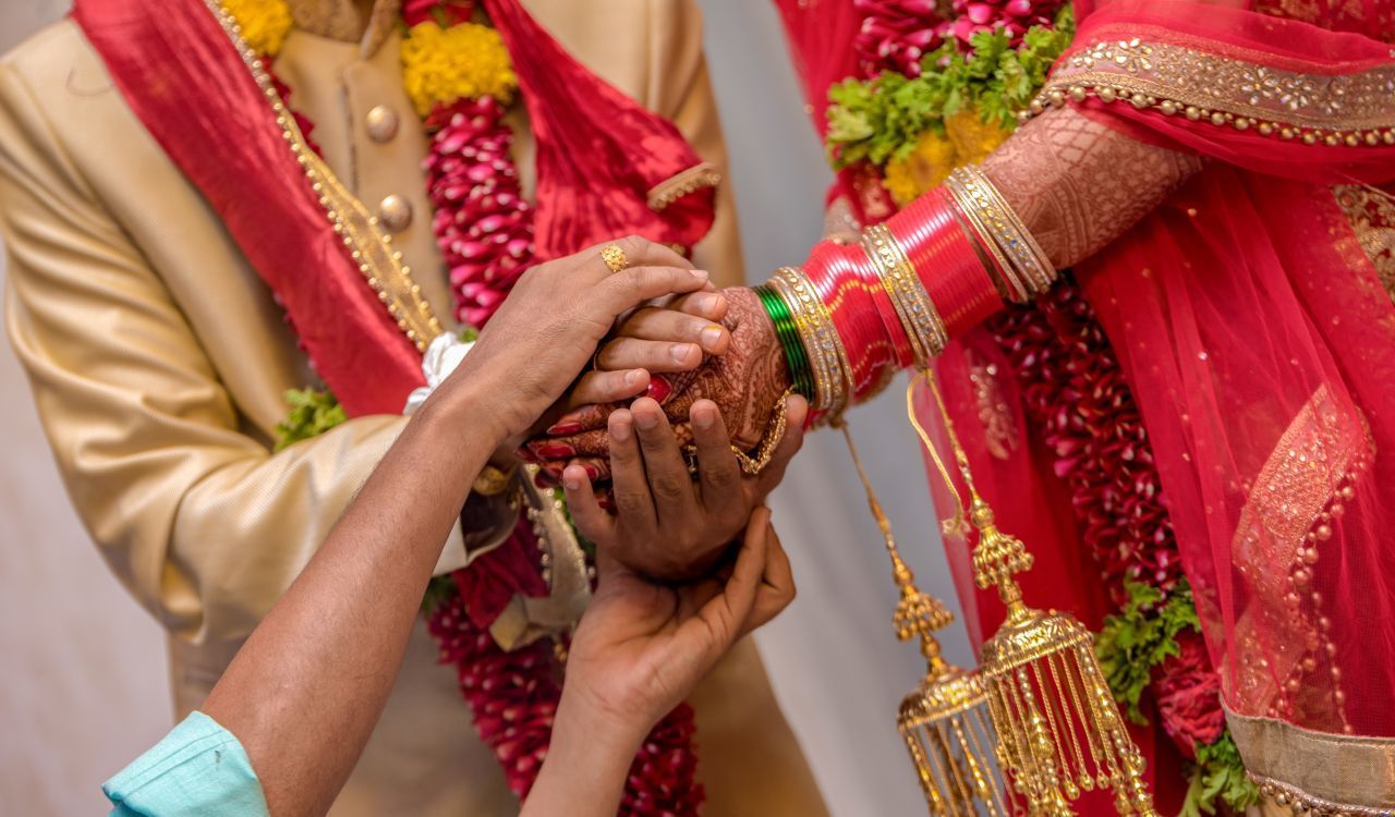 Es gibt verschiedene Hochzeitsrituale im Hinduismus. Eines der wichtigsten ist das Saptpadi: Ein Paar umrundet mit sieben Schritten ein heiliges Feuer. Dann ist die Ehe geschlossen. 