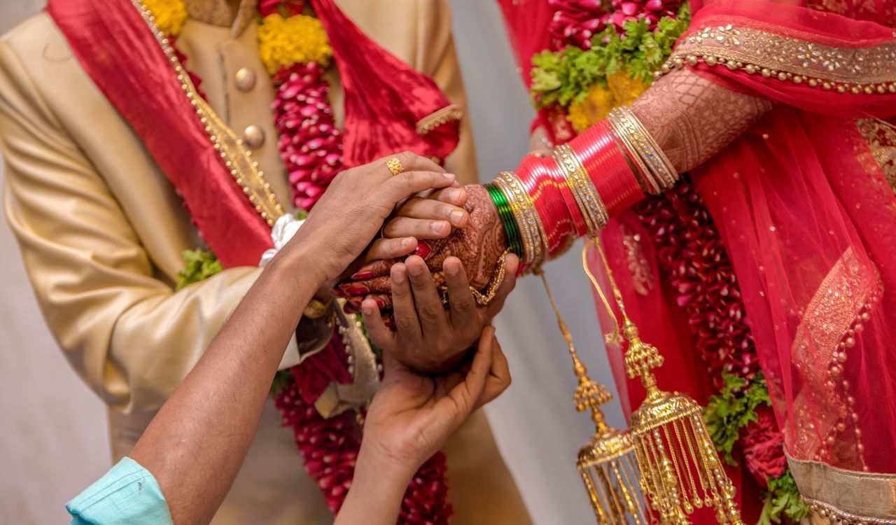 Es gibt verschiedene Hochzeitsrituale im Hinduismus. Eines der wichtigsten ist das Saptpadi: Ein Paar umrundet mit sieben Schritten ein heiliges Feuer. Dann ist die Ehe geschlossen.