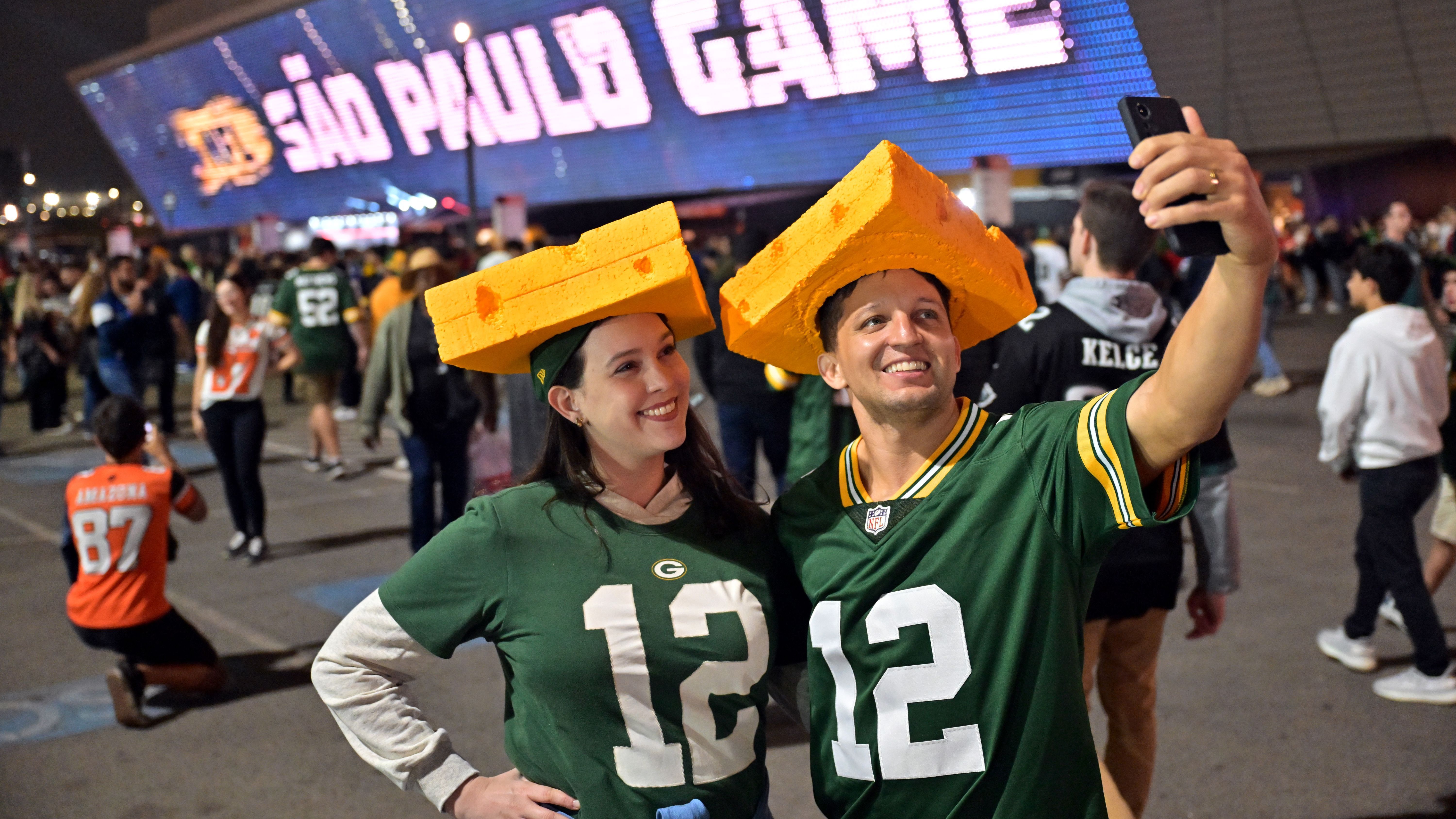 <strong>Say Cheeeese!</strong><br>Auch in Sao Paulo sind die bekannten Packers-Cheeseheads am Start.