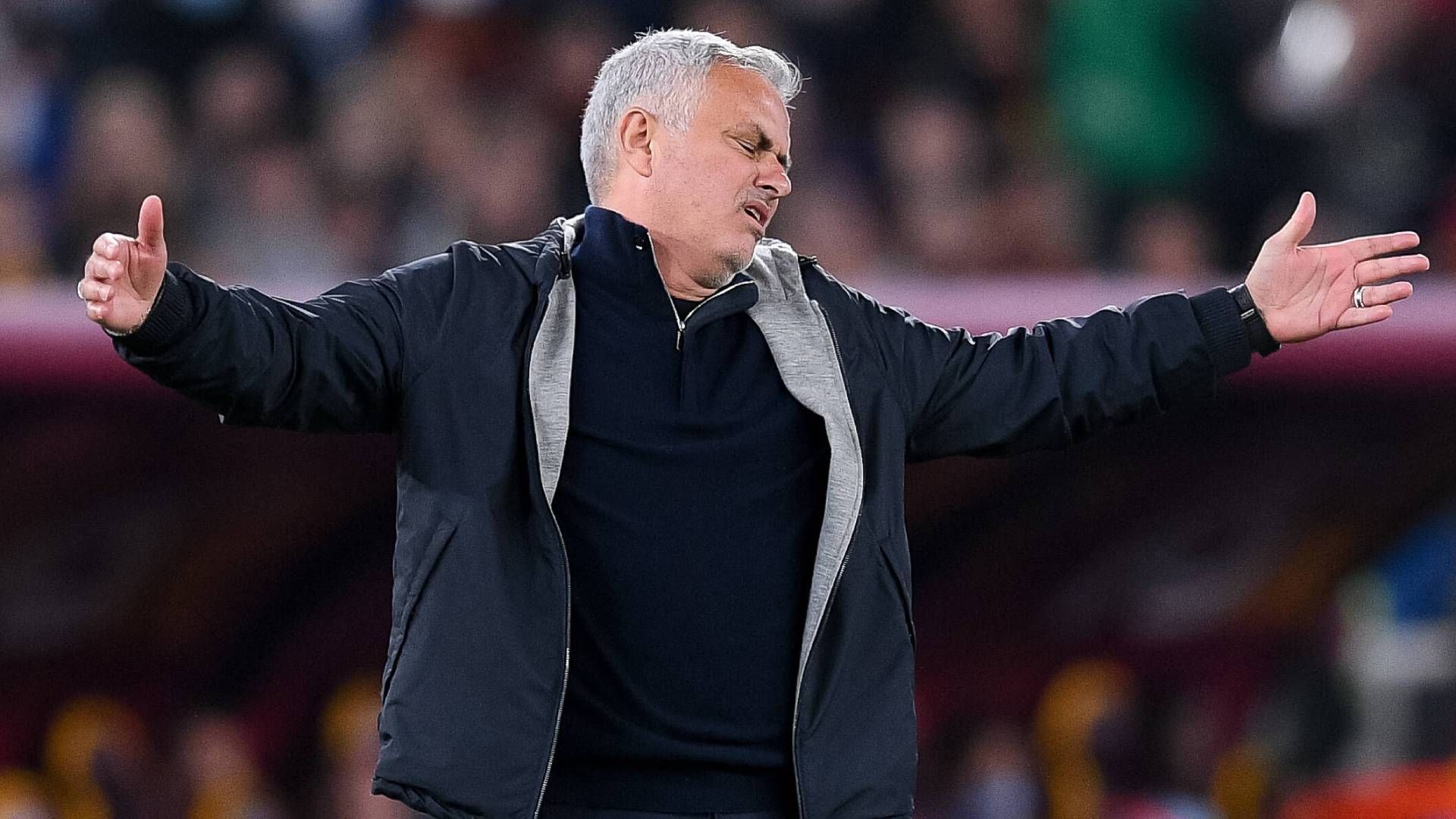 <strong>Jose Mourinho und seine legendärsten Ausraster</strong><br>
                <em>Wutausbrüche, VAR-Kritik, Rote Karten. Star-Trainer Jose Mourinho hat in seiner langen Karriere schon für so einige Schlagzeilen gesorgt, die unter anderem auch Sperren zur Folge hatten. Nun wird ihm in der Türkei sogar Rassismus vorgeworfen.&nbsp;<strong>ran</strong>&nbsp;zeigt die bisher größten Verfehlungen des Portugiesen.</em>