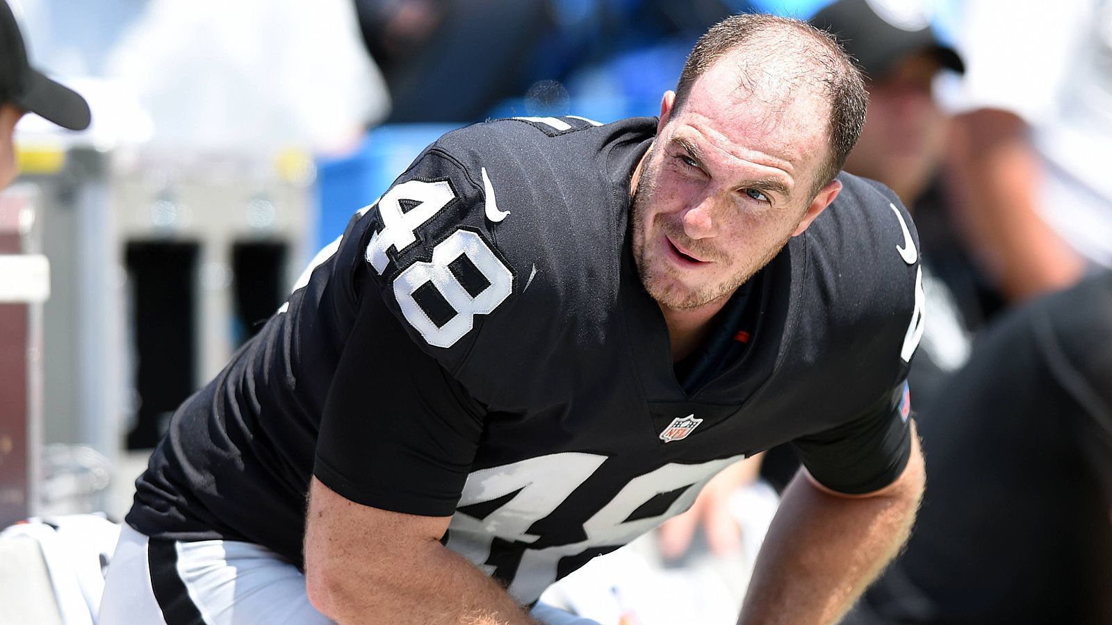 
                <strong>Die Kleinverdiener</strong><br>
                Andrew DePaola: 286,04 Dollar. Riss sich in der ersten Woche der Saison sein Kreuzband und war zum Zuschauen verdammt. Der Long-Snapper bekam deswegen den kleinsten Bonus aller NFL-Spieler. Seine Zusatzzahlung würde nicht einmal reichen, um sich eine neue Playstation 4 zu kaufen (299 Dollar).  
              