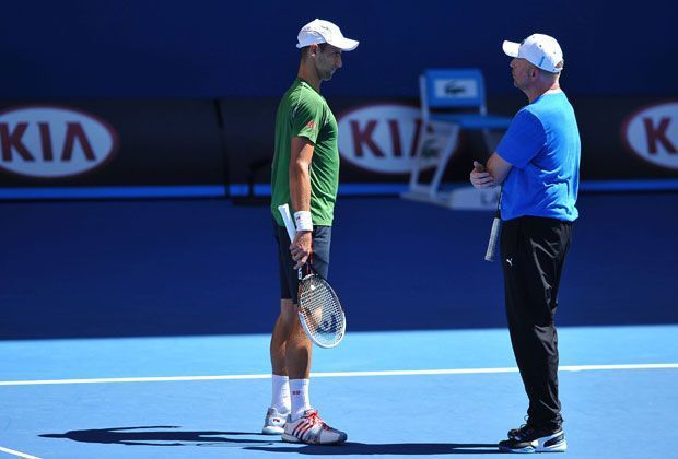 
                <strong>Australian Open: Becker und "Djoker" bei der Arbeit </strong><br>
                Taktik-Besprechung: Becker (r.) erklärt Djokovic, was er von ihm erwartet. Der Serbe lauscht gespannt.
              
