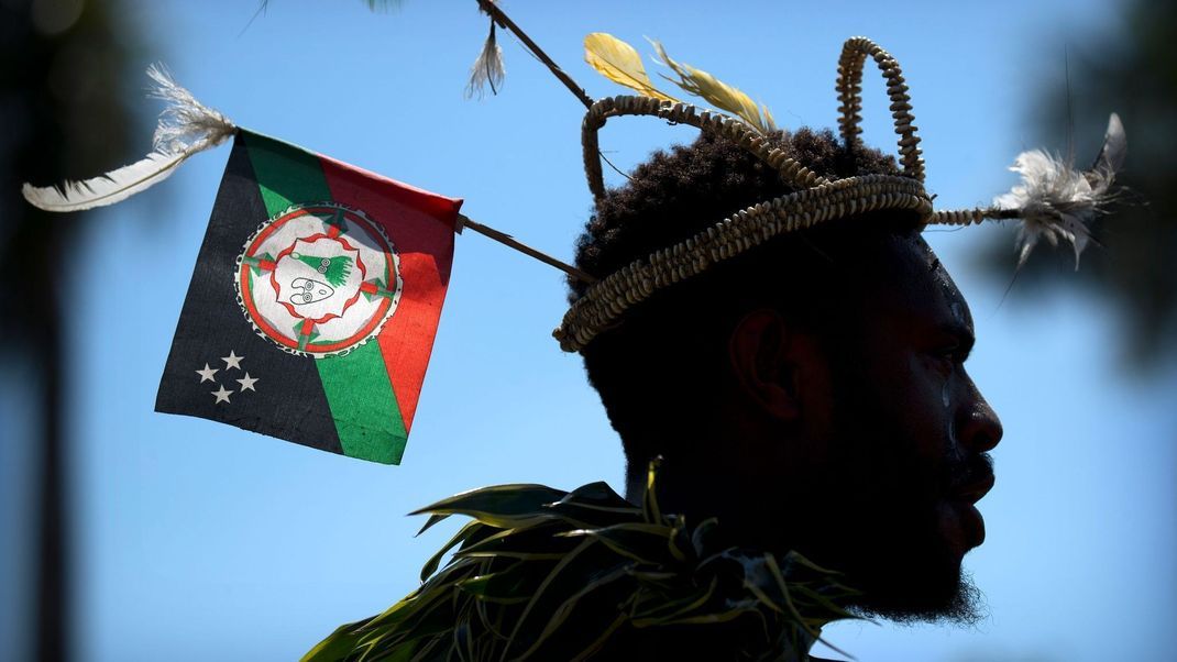 Archivaufnahme, Papua-Neuguinea: Ein Mann in traditioneller Kleidung bei einer Willkommenszeremonie in Port Moresby