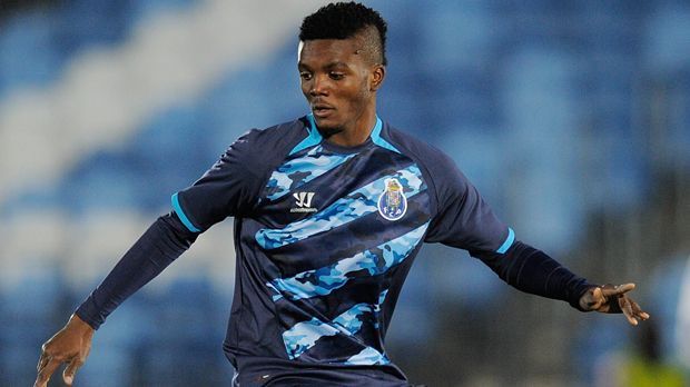 
                <strong>Abwehr: Chidozie (FC Porto)</strong><br>
                Der 19-jährige Nigerianer ist das Abwehr-Talent des FC Porto. Der knapp 1,90 Meter große Innenverteidiger besitzt offenbar in seinem Vertrag eine Ausstiegsklausel über 30 Millionen Euro. Zeitgleich ist er der zweitjüngste Spieler im Kader des Trainers Nuno Espirito Santo. Jünger ist nur ...
              