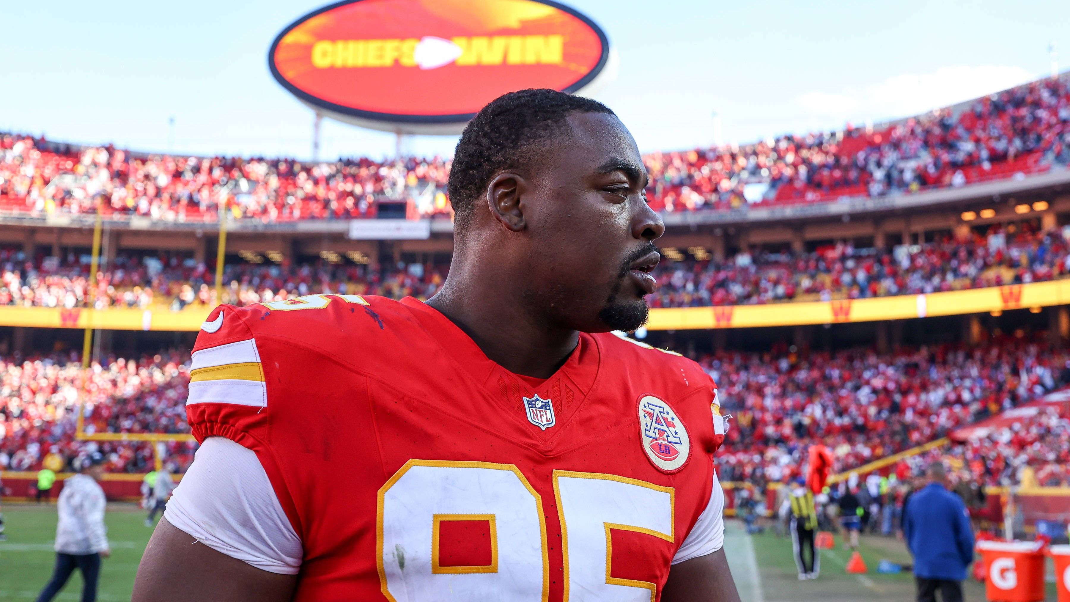 <strong>Platz 7: Kansas City Chiefs</strong><br>Unter der Leitung von Defensive Coordinator Steve Spagnuolo zählen die Chiefs seit Jahren zu den besseren Defensiven der Liga und setzen dabei vor allem auf Kontinuität. Der Abgang von Justin Reid wird auf der Safety-Position von Mike Edwards abgefangen. Abseits davon legten die Chiefs im Draft nach und verjüngten den Pass Rush mit Omarr Norman-Lott und Ashton Gillotte.