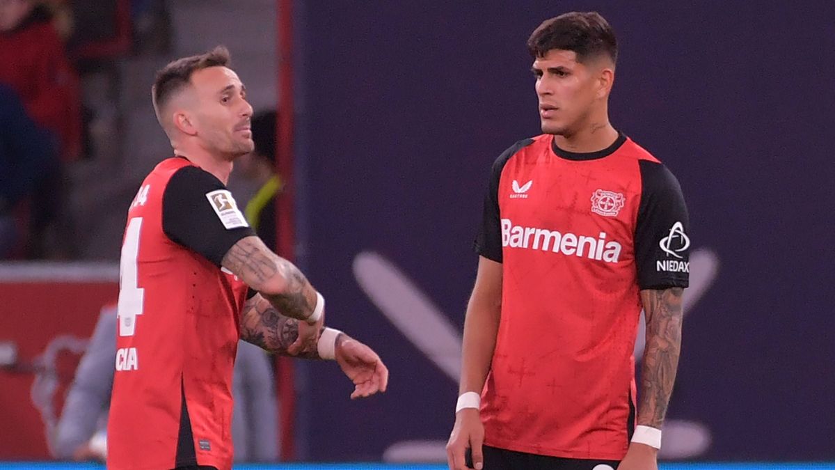 07.12.2024, xblx, Fussball 1.Bundesliga, Bayer 04 Leverkusen - FC St.Pauli emspor, v.l. Aleix Garcia (Bayer Leverkusen), Piero Hincapie (Bayer Leverkusen) (DFL DFB REGULATIONS PROHIBIT ANY USE OF P...