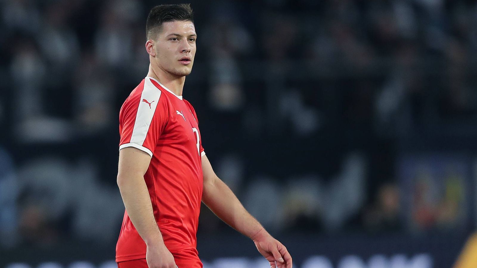 
                <strong>Luka Jovic (Serbien)</strong><br>
                Der serbische Stürmer lässt sich wohl als den größten Star der U21-Europameisterschaft bezeichnen. Der 21-Jährige erzielte vergangene Saison für Eintracht Frankfurt 17 Tore in der Bundesliga und zehn Tore in der Europa League. Für eine Ablöse von 60 Millionen Euro wechselt er nun zu Real Madrid. Obwohl er bereits im Juni 2018 für die serbische A-Nationalmannschaft debütierte, spielt er nun die U21-Europameisterschaft.
              