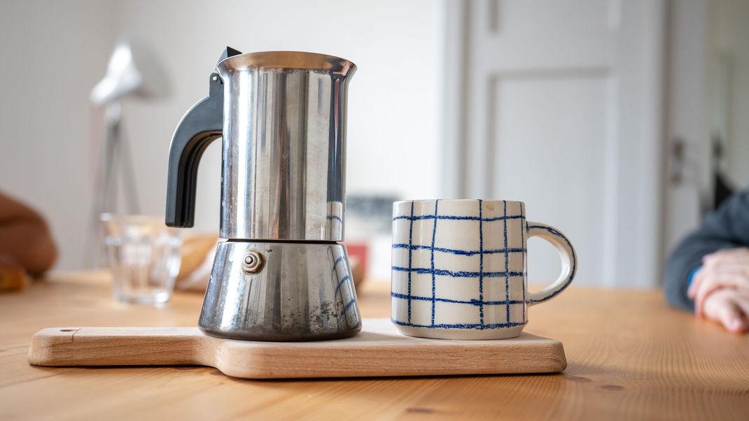 Auf dem Bild ist eine Bialetti-Kaffeekanne und eine Tasse zu sehen .