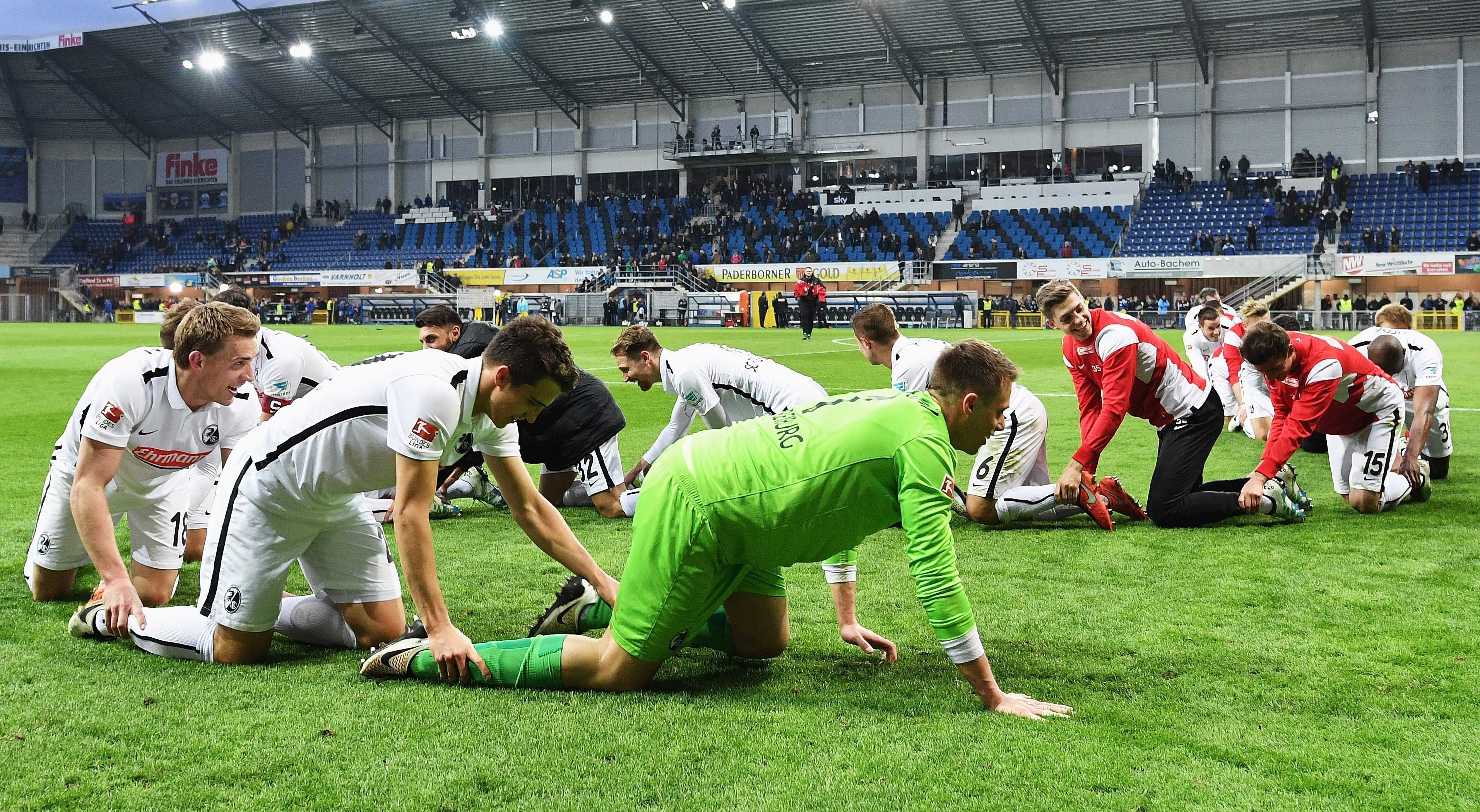 
                <strong>SC Freiburg (Fünf Aufstiege)</strong><br>
                Oops, they did it again: Der SC Freiburg hat durch einen 2:1-Sieg beim SC Paderborn am 32. Spieltag vorzeitig den Wiederaufstieg in die Bundesliga klar gemacht. Schon zum fünften Mal feierten die Freiburger den Einzug in die höchste deutsche Spielklasse. Doch andere Teams sind noch erfolgreicher: ran.de zeigt die Rekordaufsteiger der Bundesliga.
              