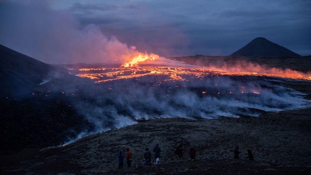 Sommer 2023: Lava tritt aus einer Spalte eines Vulkans in der Nähe des Berges Litli-Hrútur aus.