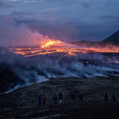 Fagradalsfjall: Lava tritt aus einer Spalte eines Vulkans